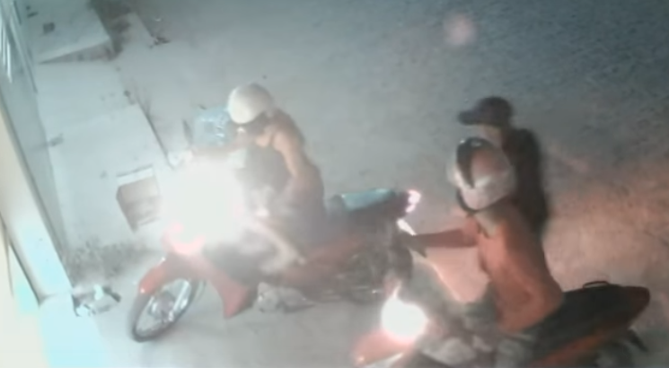 Câmera flagra mulher sendo assaltada no bairro Dirceu