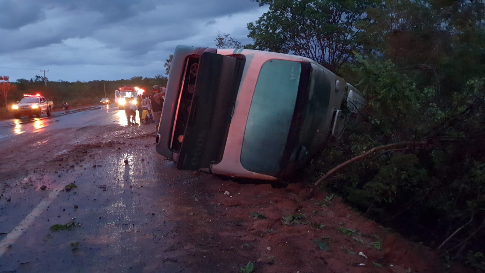 Ônibus tomba e motorista morre no Sul do Piauí