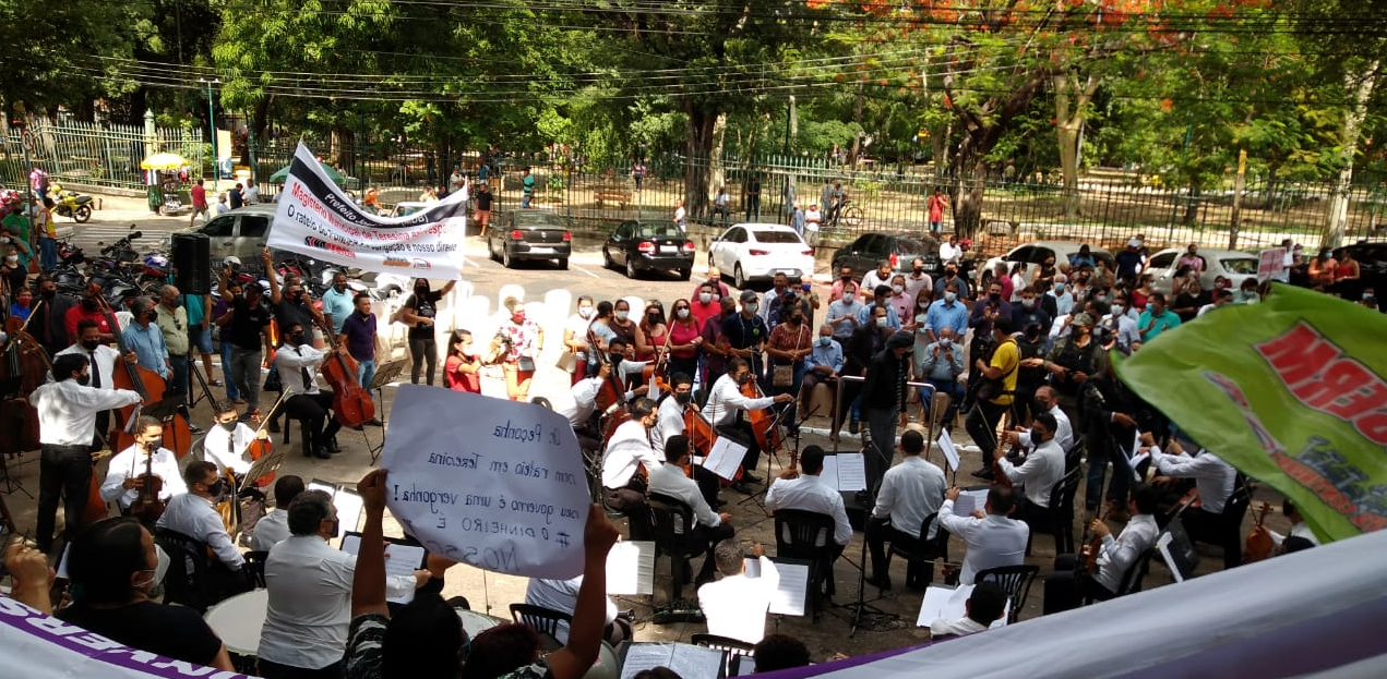 Professores protestam na frente da Prefeitura de Teresina