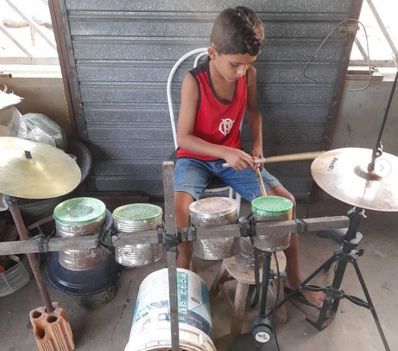 Menino de São Miguel do Tapuio toca bateria de latas e chama atenção de Whindersson Nunes