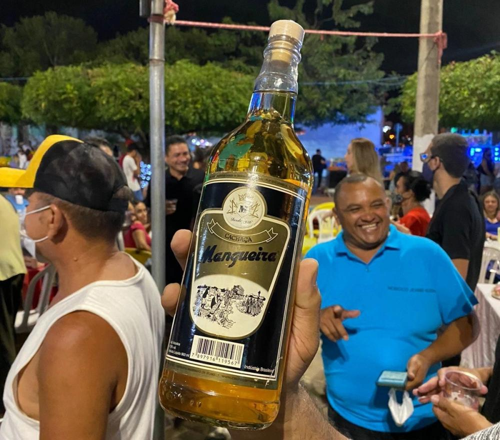 Empresário arremata garrafa da cachaça Mangueira por R$ 20 mil