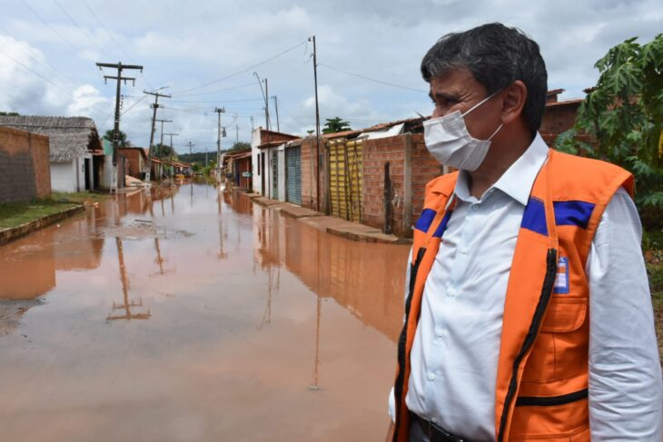 Governador visita as áreas alagadas em Uruçuí e anuncia ajuda necessária