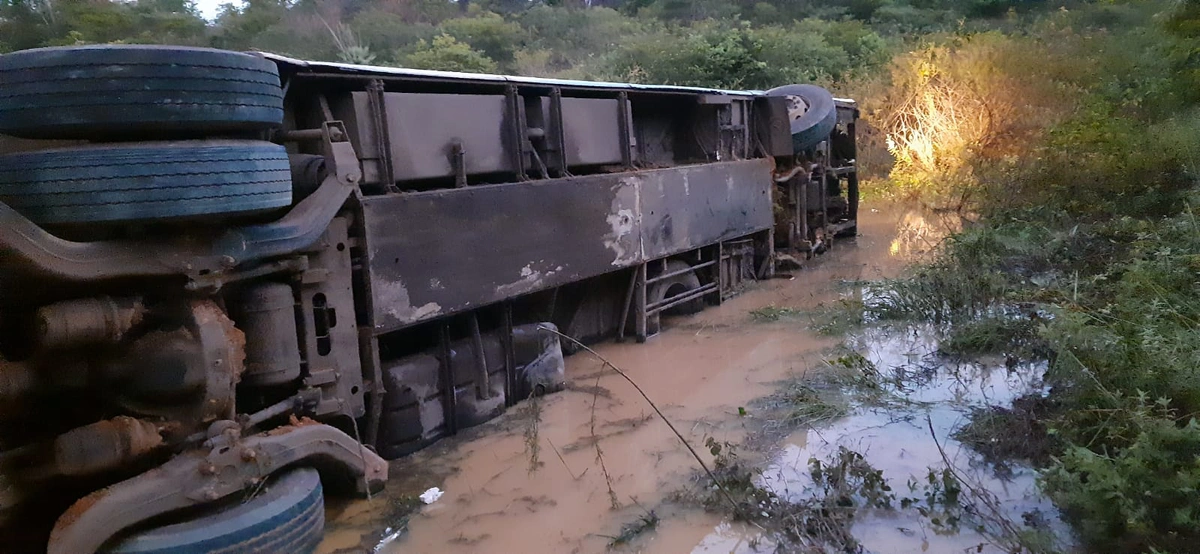 Acidente com ônibus deixa uma criança morta e várias pessoas feridas no Piauí