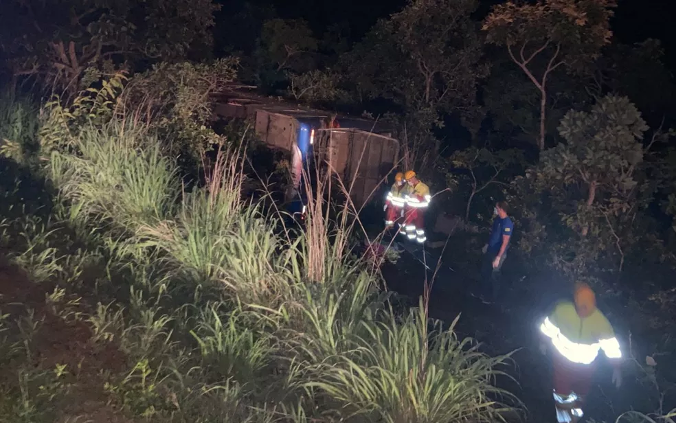 Ônibus tomba e deixa uma pessoa morta e outras feridas em Goiás