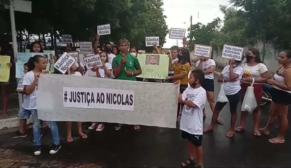 Família do bebê Nicolas faz manifestação em Barras