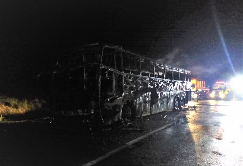 Ônibus que saiu de Castelo do Piauí pega fogo em Goiás