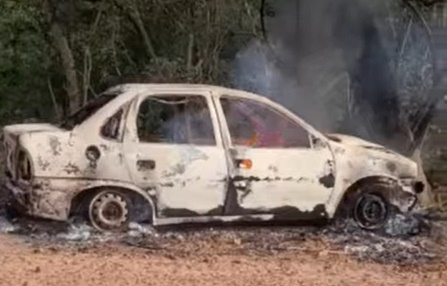 Carro encontrado incendiado em Brasileira