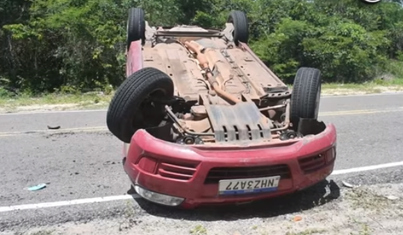 Carro com três crianças capota em Parnaíba