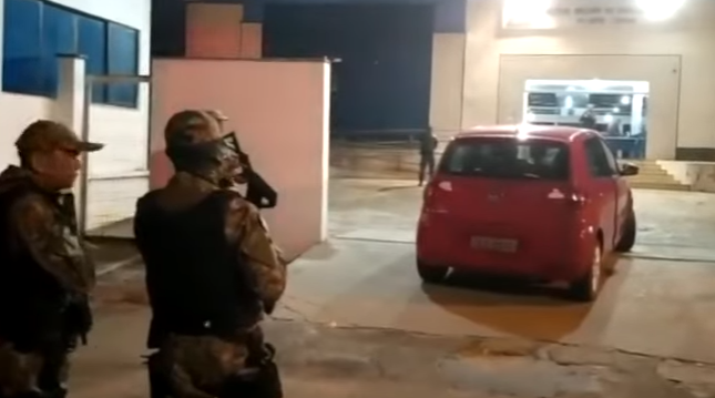 Aluno mantém professora refém dentro de carro na frente de Batalhão da Polícia Militar