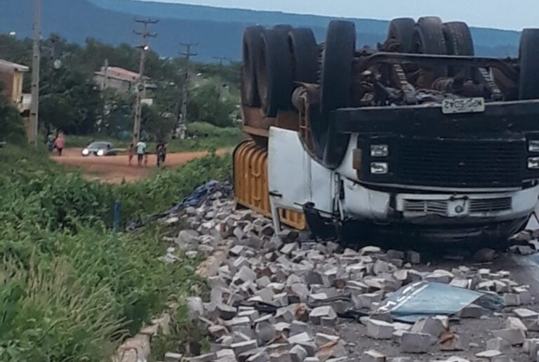 Caminhão carregado de pedras capota e quatro pessoas ficam feridas em Picos
