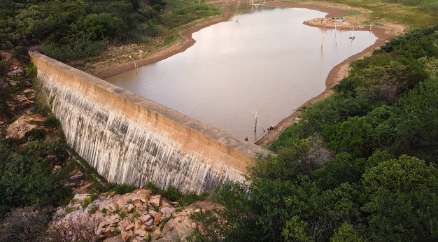 Barragem Salgadinha, em Simões, seca e população fica sem água