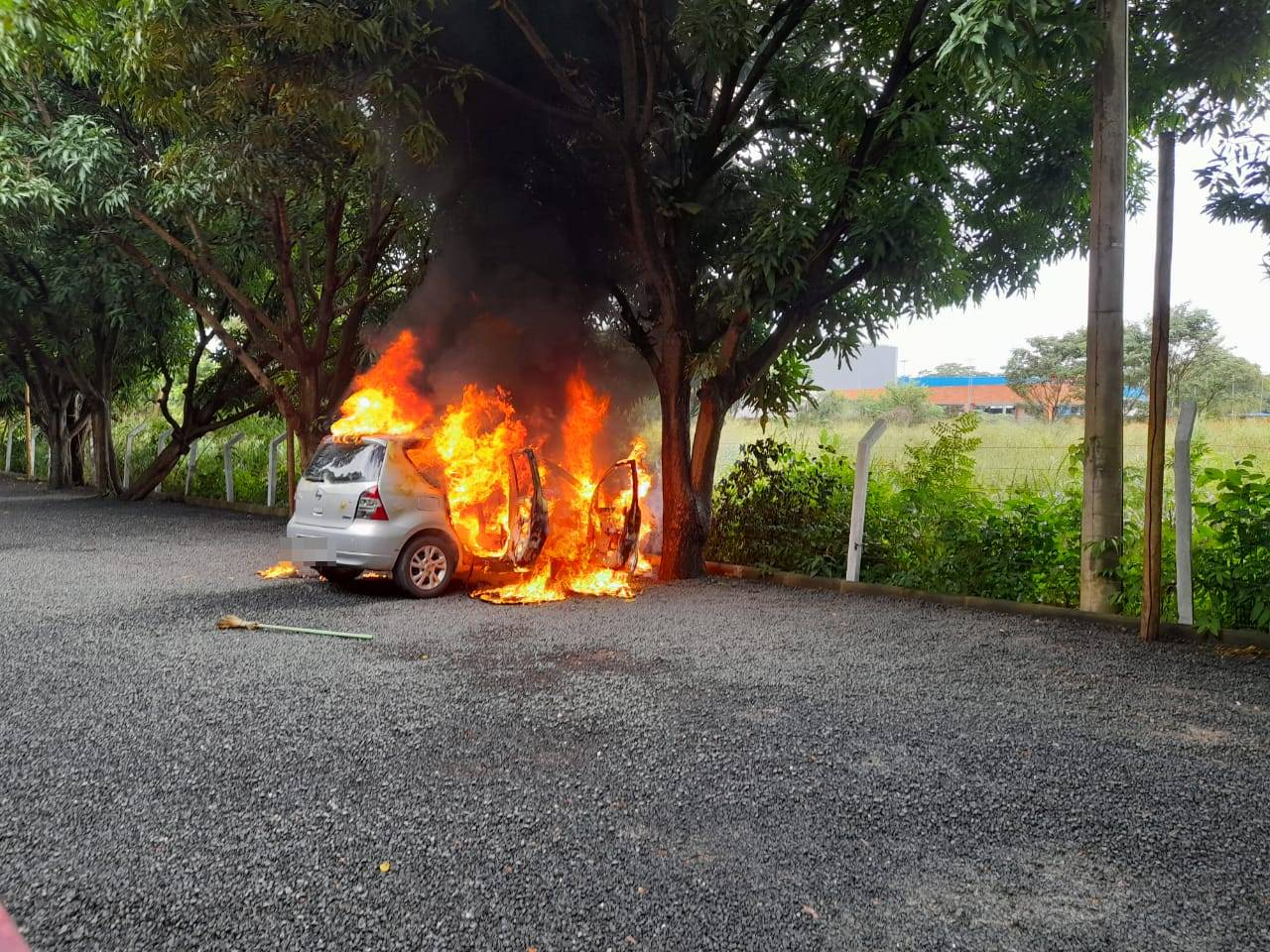 Carro pega fogo no Parque das Crianças