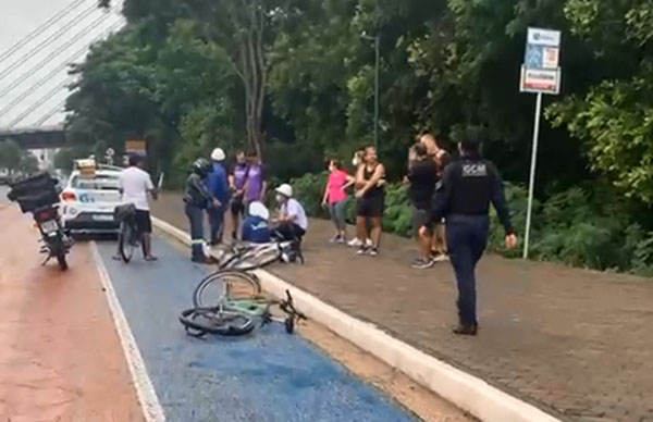 Motorista atropela quatro ciclistas na avenida Raul Lopes