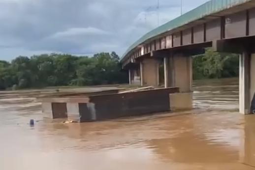 Equipamento utilizado para a construção da Ponte da UFPI é arrastado no Rio Poti