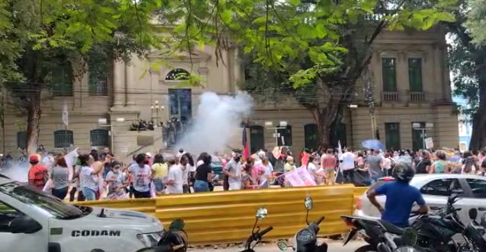 Professores são recebidos com bala de borracha e gás lacrimogêneo na Prefeitura de Teresina