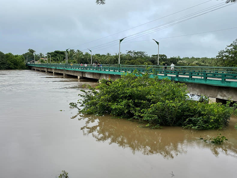 Cheia do Rio Longá alaga cidade de Esperantina