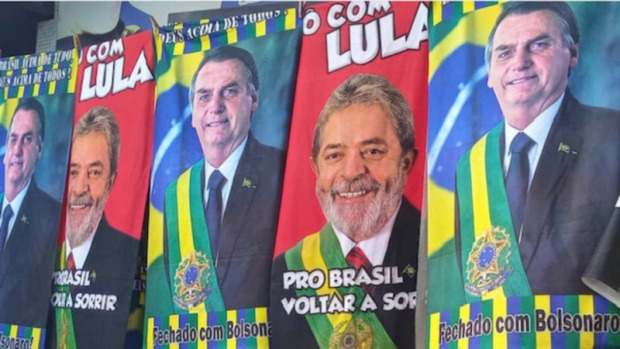 Toalhas do Lula e Bolsonaro são vendidas no trânsito de Teresina