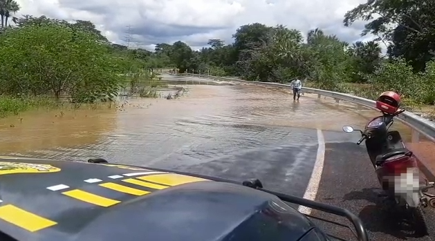 BR 222 fica alagada e é interditada em Batalha