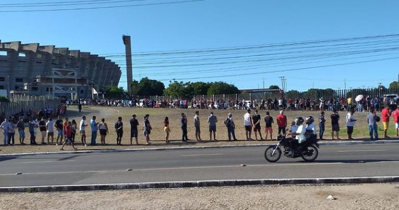 Torcedores foram longas filas para comprar ingresso da partida Flamengo x Altos
