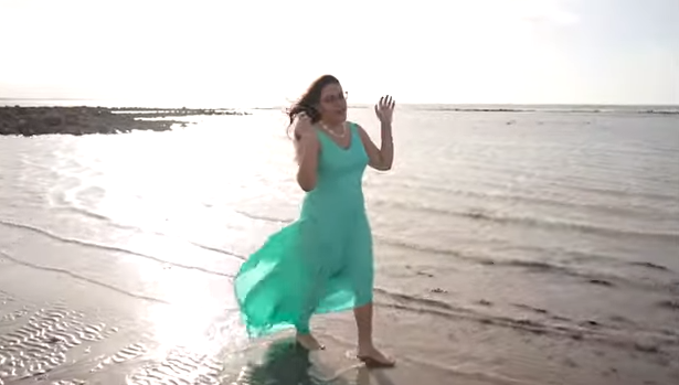 Cantora autista Juliana Véras grava clipe na Praia do Coqueiro
