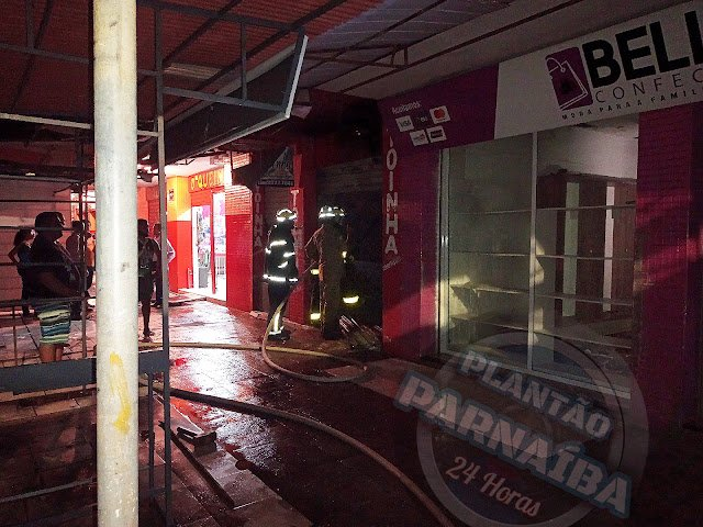 Loja de roupas fica destruída em incêndio no centro de Parnaíba