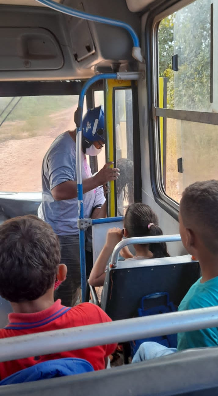 Homem invade ônibus escolar e agride ex-mulher em Nazária