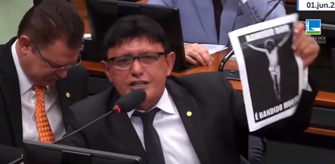Deputado do partido de Bolsonaro defende colocar professora em 'paredão' de fuzilamento