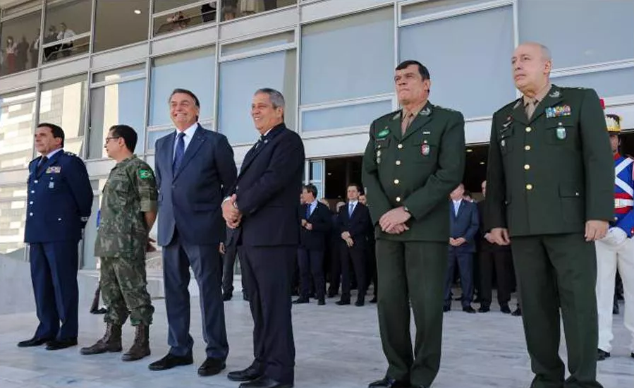 Bolsonaro, ao lado de Braga Netto e comandantes militares durante desfile militar em frente ao Palácio do Planalto