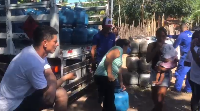 Entrega de gás para pessoas carentes na zona Norte de Teresina