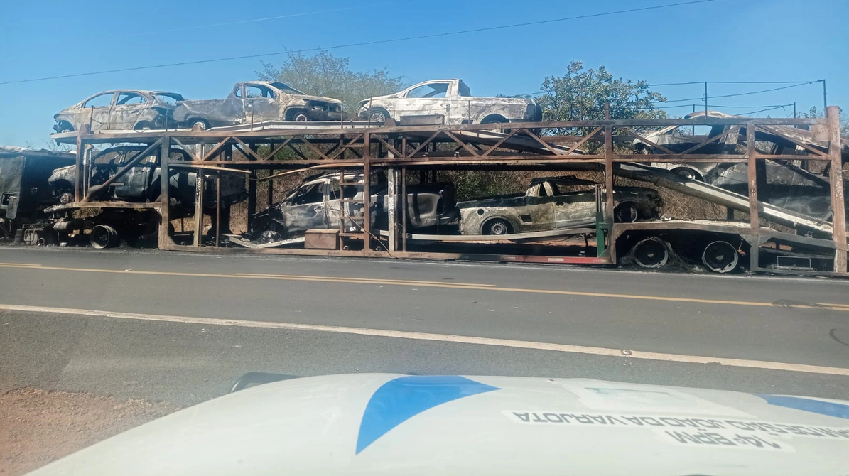 Caminhão cegonha pega fogo e sete carros são destruídos