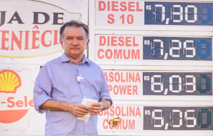 Deputado federal Merlong Solano em posto de combustível em Picos