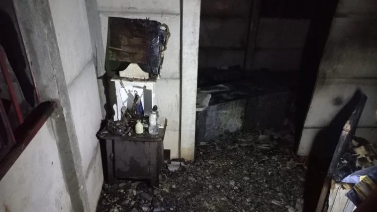Imagem de Nossa Senhora Aparecida e um terço ficaram intactos após casa pegar fogo