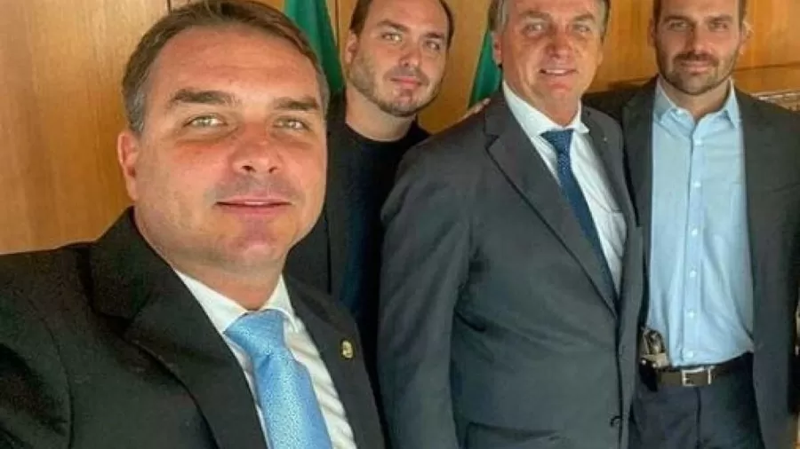 Jair Bolsonaro e os filhos Flávio, Carlos e Eduardo