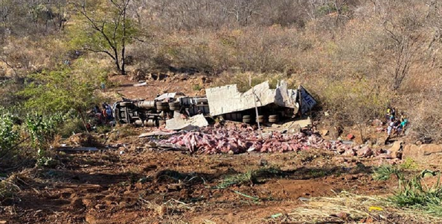 Caminhão carregado de carne tomba e ,moradores saqueiam carga