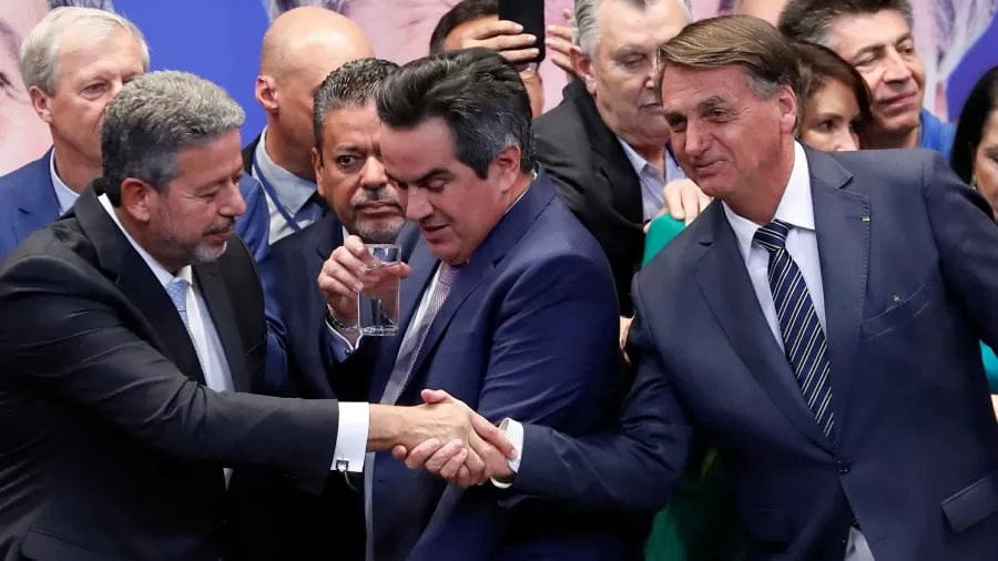 Ao lado de Ciro Nogueira, Bolsonaro é cumprimentado por Arthur Lira na convenção do PP que oficializou apoio à tentativa de reeleição do presidente