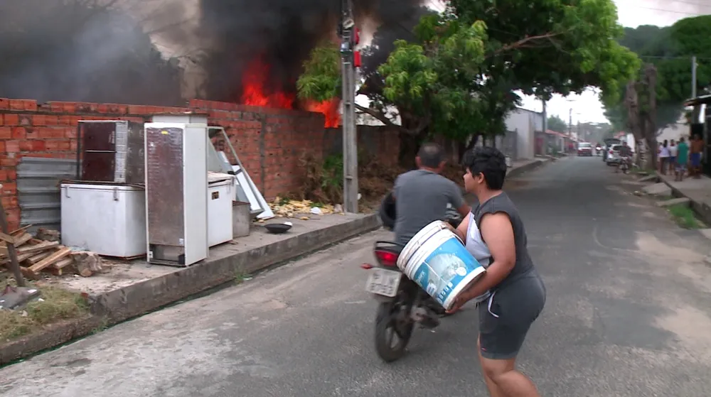 Incêndio de grandes proporções ameaça casas em Teresina