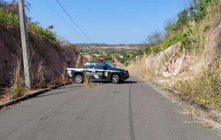 Viatura da Polícia Civil no local do crime