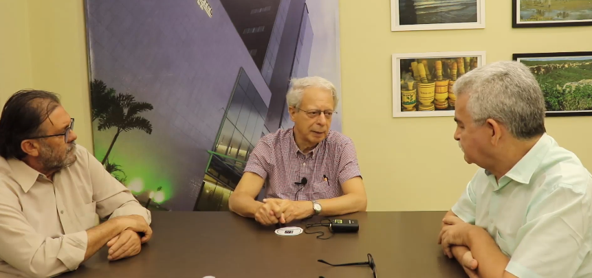Jornalistas Luiz Brandão e Oscar de Barros entrevistam Frei Beto