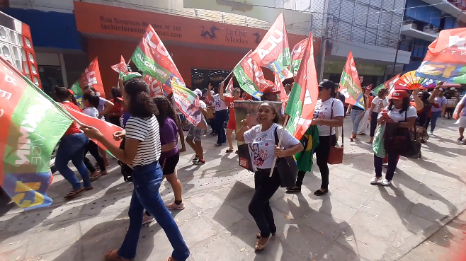 Mulheres fazem caminhada pró-Lula em Teresina