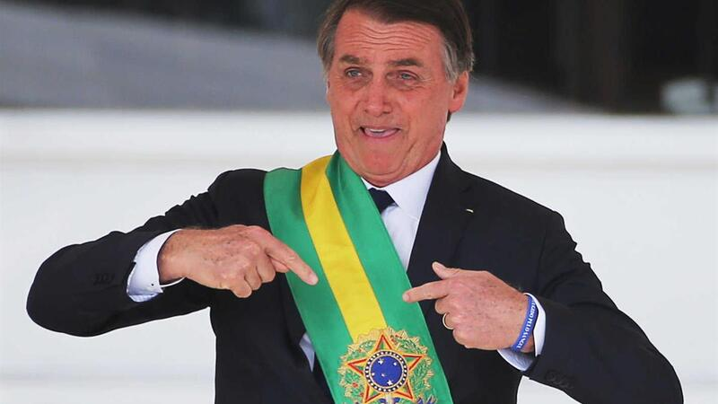 Jair Bolsonaro com a faixa presidencial