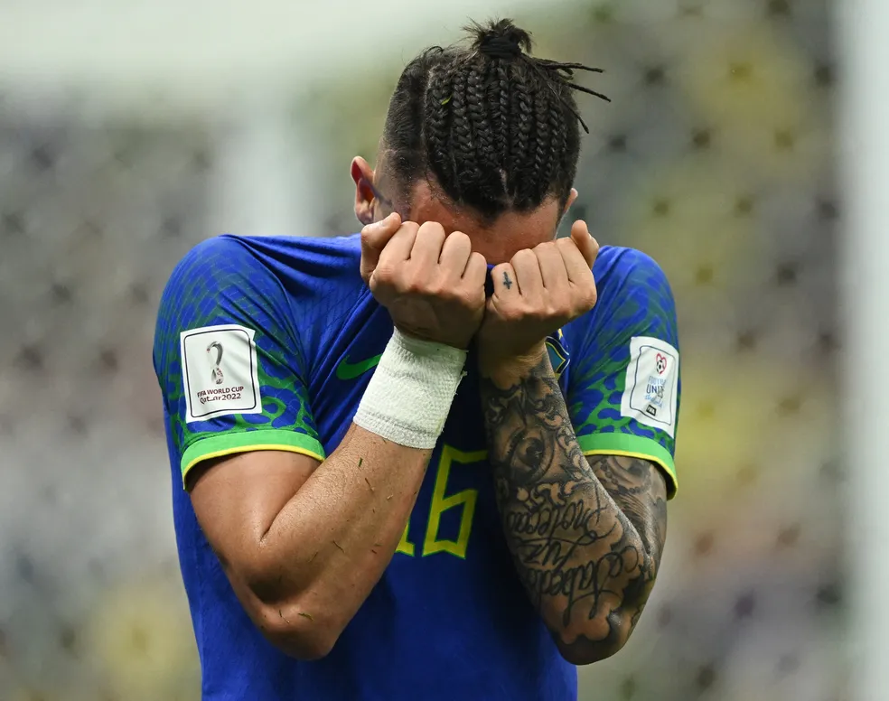 Alex Telles chora ao ser substituído em Camarões x Brasil