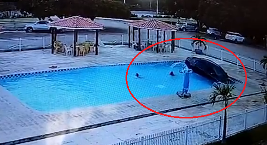 Carro desgovernado invade piscina de hotel