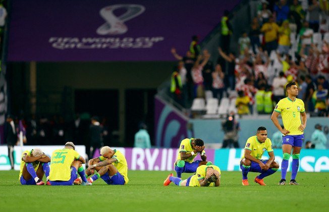 Seleção brasileira, no meio do gramado, não se conformou com a derrota