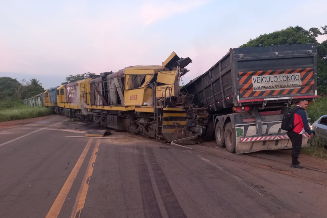 Colisão entre trem e caminhão deixa homem morto e rodovia interditada em Altos