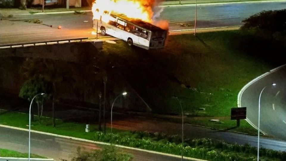 Ônibus em chamas em viaduto em Brasília
