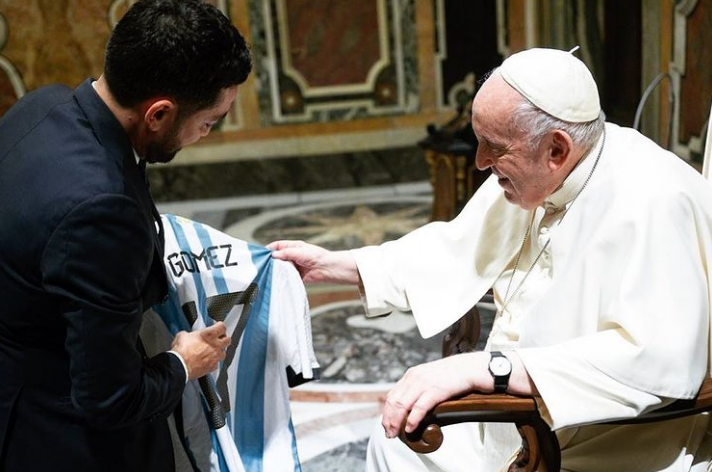 Camisa é levada ao Vaticano por empresário do meia Papu Gomez
