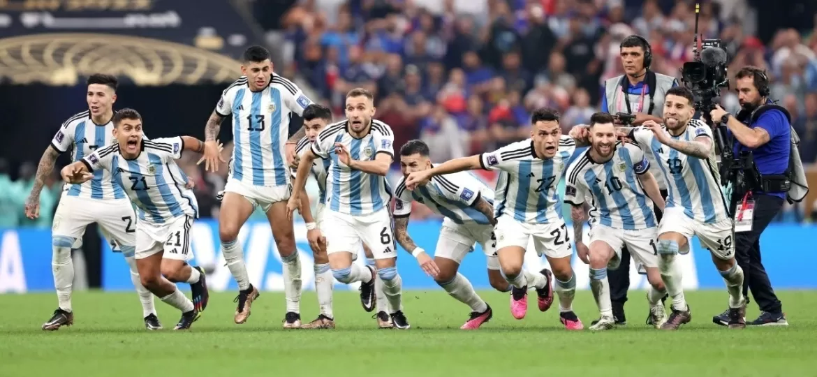 Jogadores da Argentina comemoram a vitória na final da Copa do Mundo contra a França, nos pênaltis