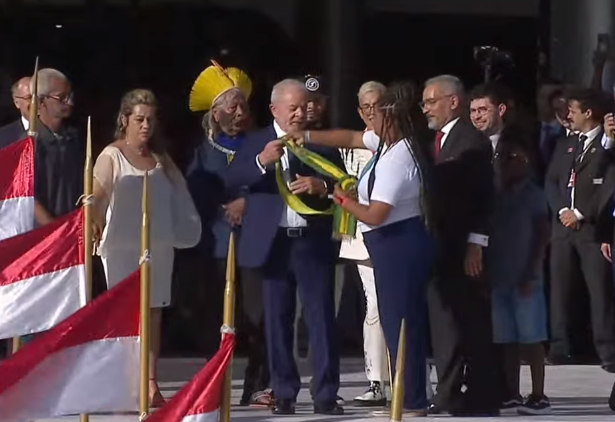 Lula recebe faixa presidencial de representantes do povo