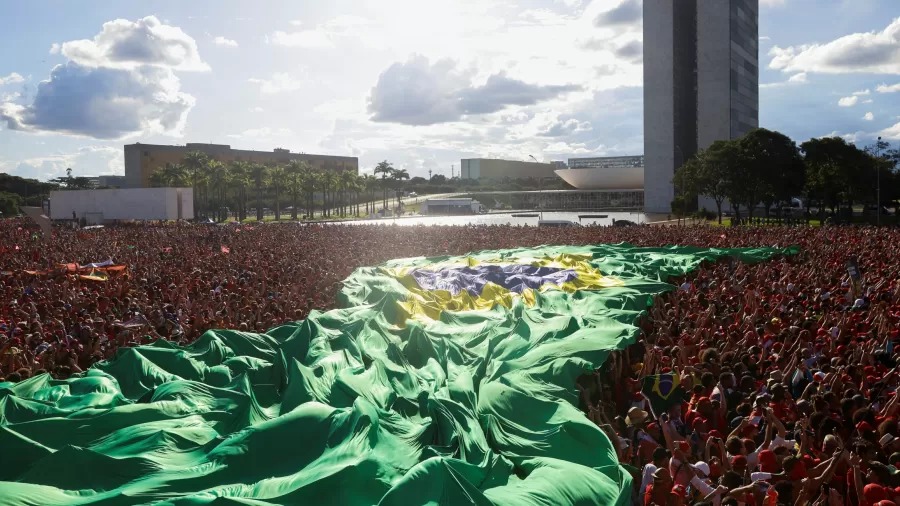 Bandeira chamou atenção em meio ao público que acompanhou a posse de Lula em Brasília