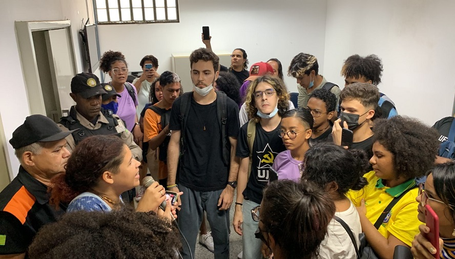 Estudantes ocupam reitoria da UFPI e pedem justiça por Janaina Bezerra